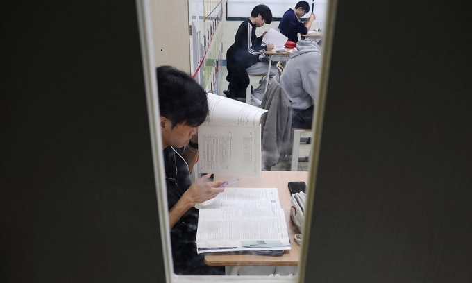삼성 후계자, 대학 입학시험에서 거의 완벽한 성적으로 한국을 놀라게 하다