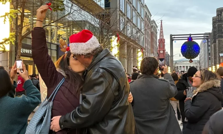 크리스마스 밤, 겨우살이 아래서 키스하는 이유는?