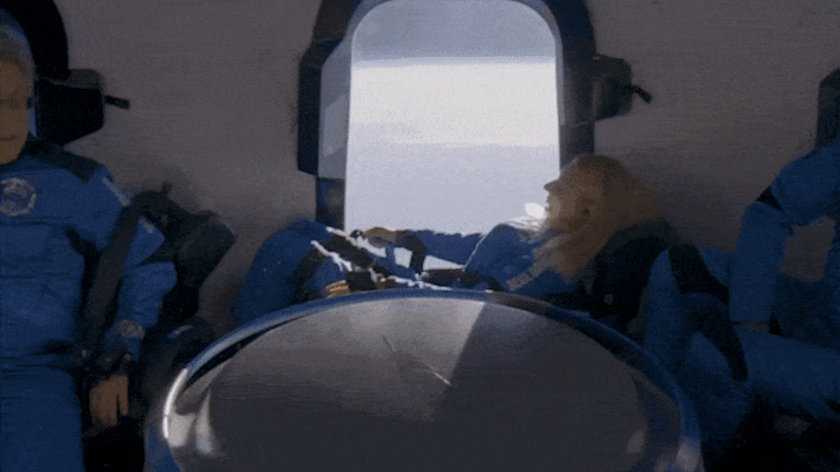 첫 휠체어 탑승자, 우주 비행 성공