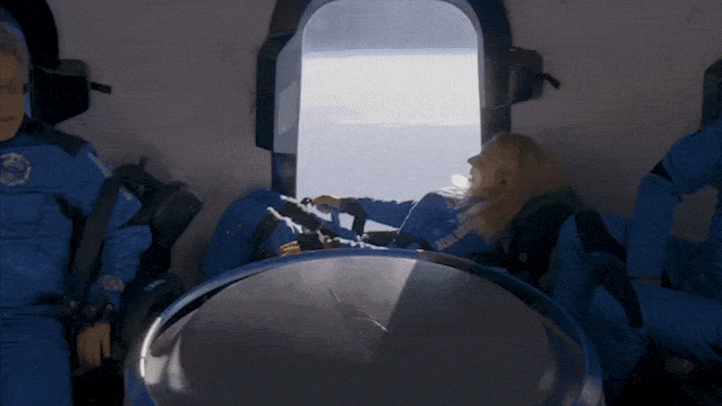 첫 휠체어 탑승자, 우주 비행 성공