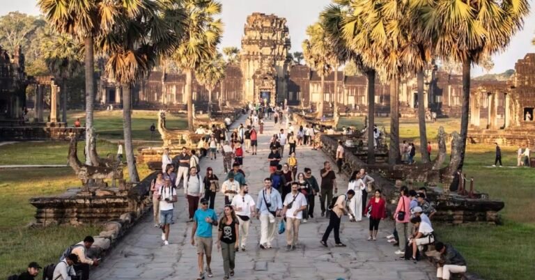 캄보디아-태국 국경 분쟁에 관광객 급감…앙코르와트 20% 감소