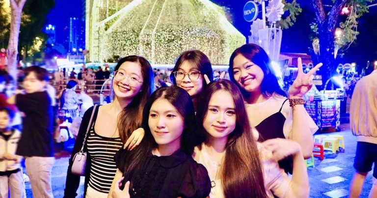 도시를 물들이는 크리스마스의 밤, 설렘 가득한 호찌민 거리