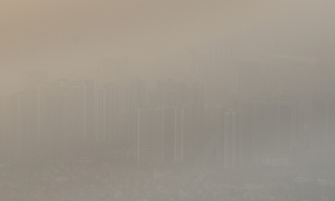 하노이 '매우 건강에 해로운' 대기 속 야외 근로자의 일상적 투쟁