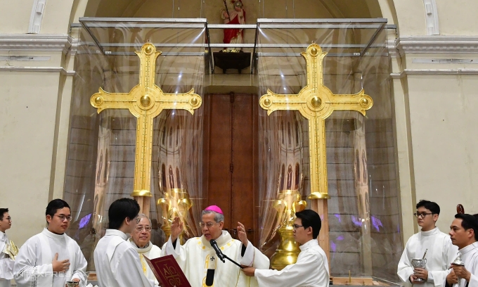 호치민시 노틀담 대성당, 400kg 금도금 십자가 공개