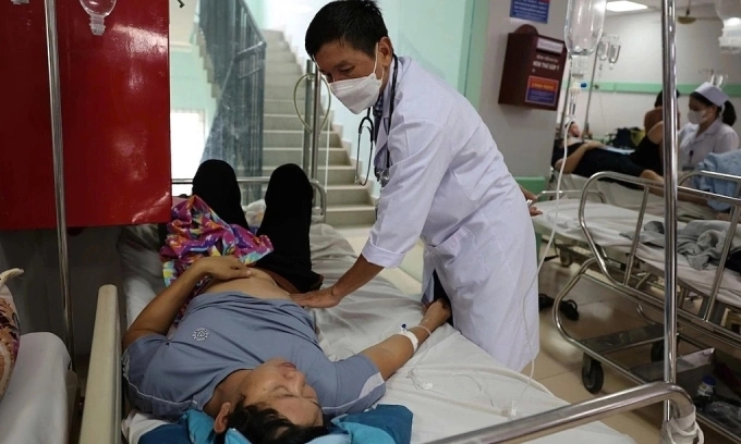 호찌민 ‘반미’ 집단 식중독 102명 발생