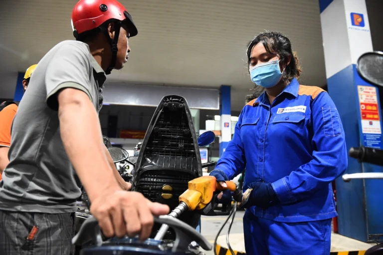 휘발유 가격 20,000 동 이하로 하락