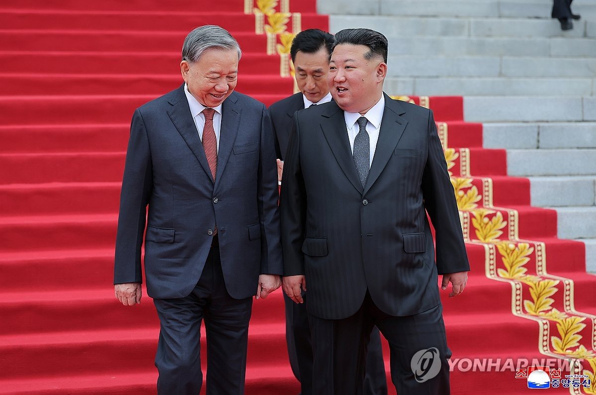 김정은, 연임 축전…베트남과의 친선 강조
