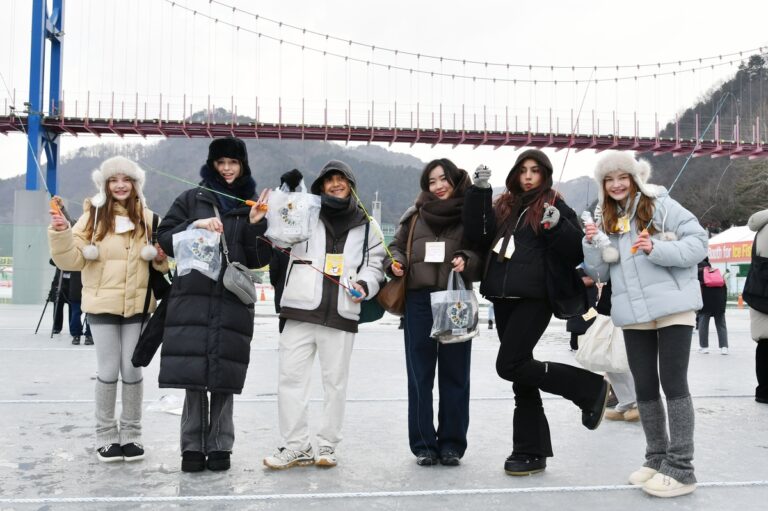 난생 첫 겨울 만끽…동남아 관광객 화천산천어축제 연일 방문
