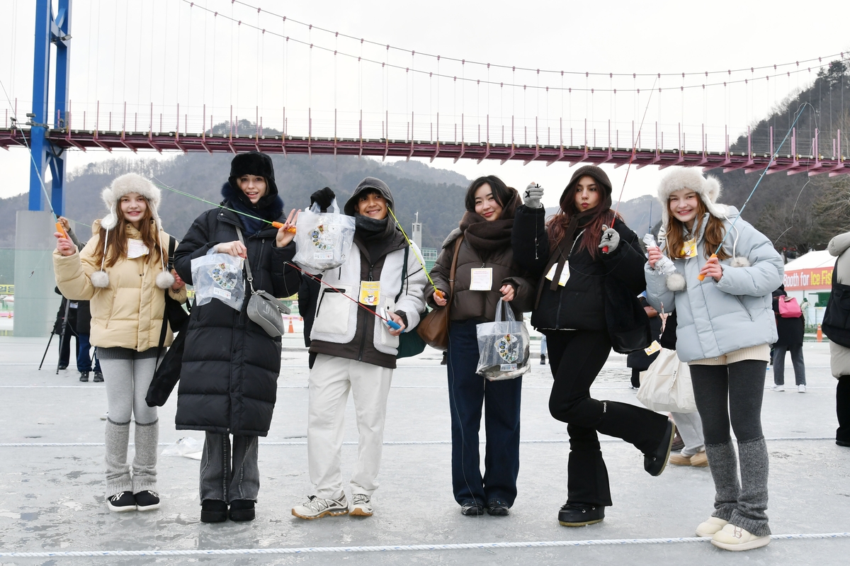 난생 첫 겨울 만끽…동남아 관광객 화천산천어축제 연일 방문
