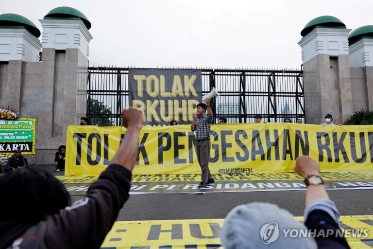 인도네시아 ‘혼외 성관계·대통령 모욕 처벌’ 형법 시행