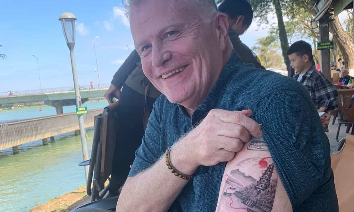 미국인 작가, 후에 사랑에 '향강·티엔무 사원' 타투 새겨