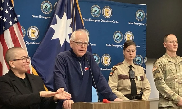 미네소타 주지사, ICE와의 긴장 속 방위군 배치 준비