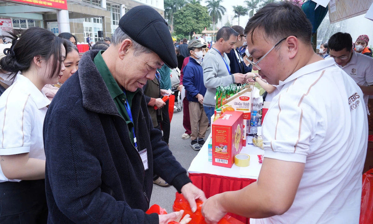 베트남 K병원, 암 환자 위한 '무료 설 시장' 개최…3천 선물 배포