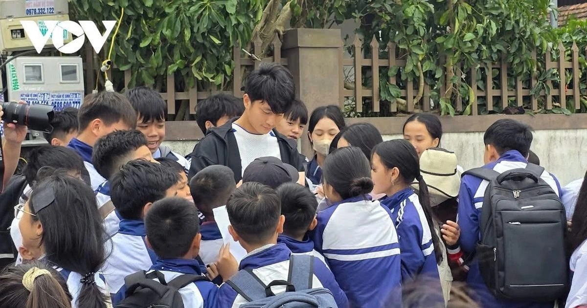 베트남 U-23 골키퍼 까오반빈, 고향서 영웅 대접 응에안성 귀향