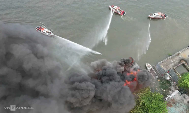 사이공 강에서 유람선 화재 발생