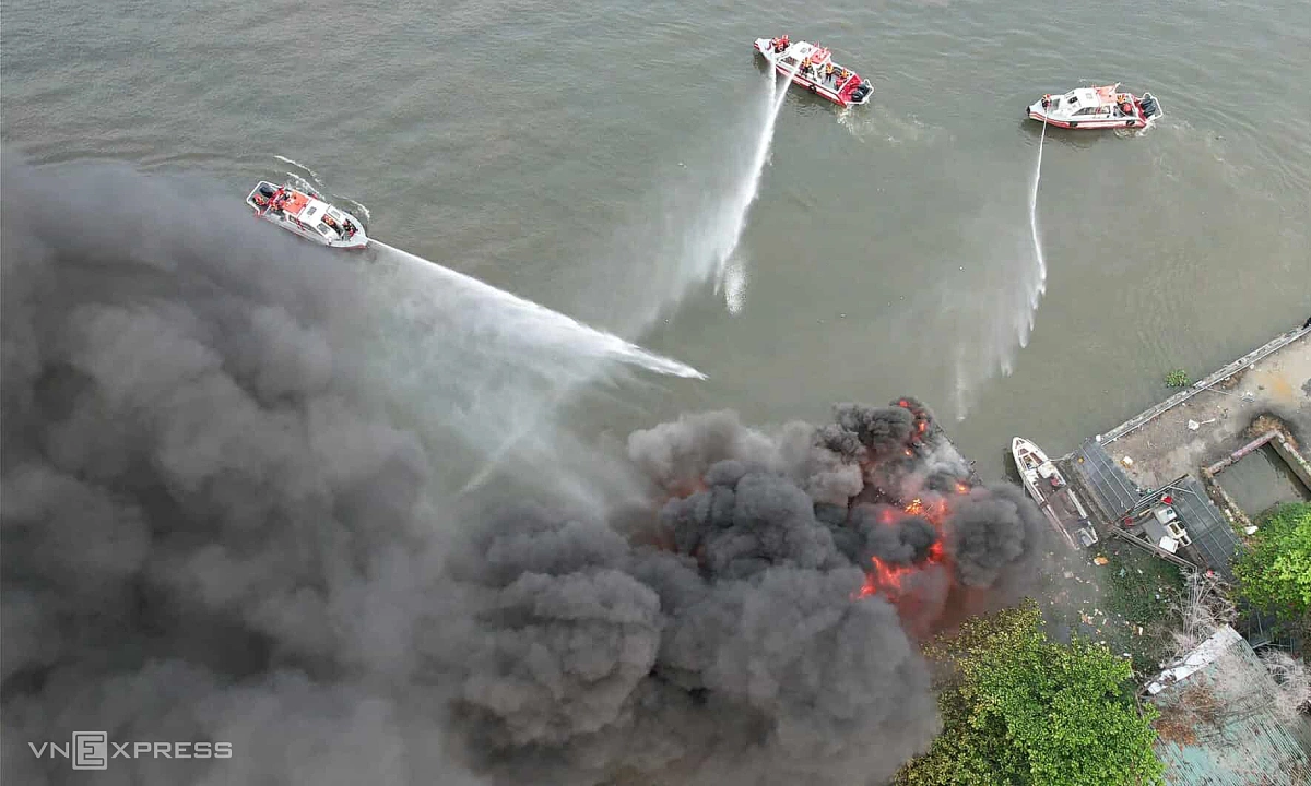 사이공 강에서 유람선 화재 발생