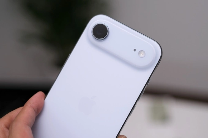 애플 '가장 얇은' 아이폰 에어, 출시 수개월 만에 최대 359달러 할인