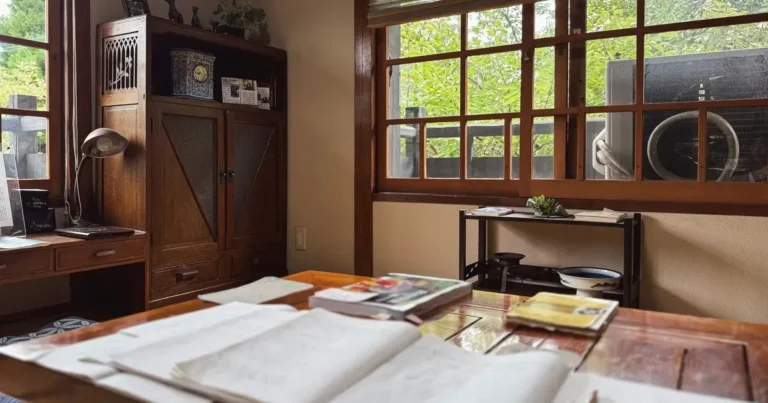 일본의 조용한 숲속 카페에서 유명 작가의 집에서 하루 종일 독서