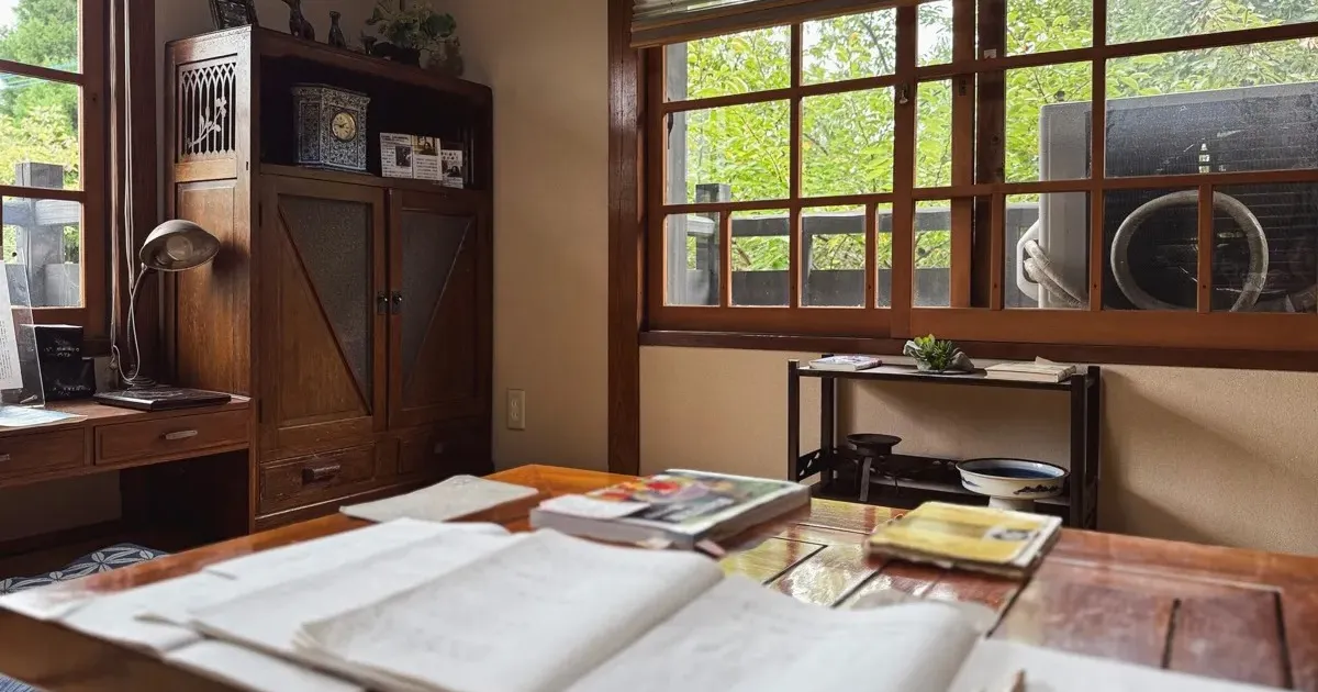 일본의 조용한 숲속 카페에서 유명 작가의 집에서 하루 종일 독서