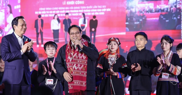 팜민찐 총리 “산악지대서 자랐지만 국가 덕분에 공부했다”