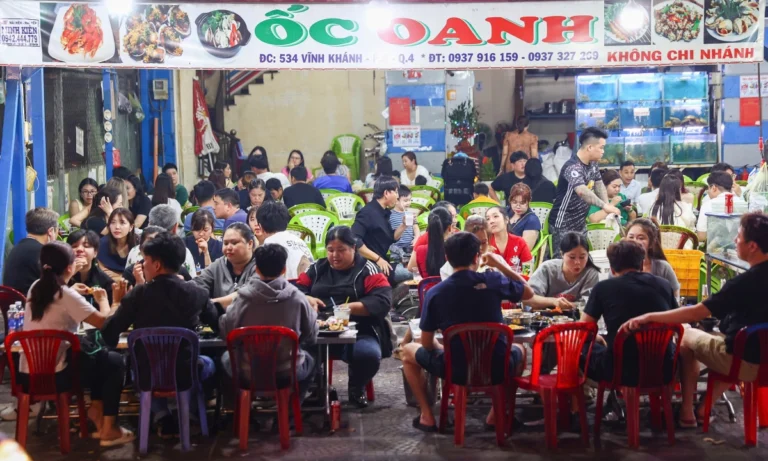 호찌민시 빈칸 야시장거리, 자정까지 인파로 북적