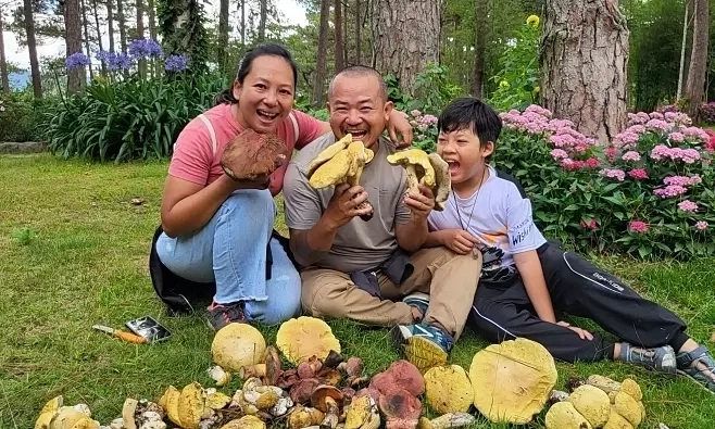 학교를 떠나 진로를 모색하는 가족들