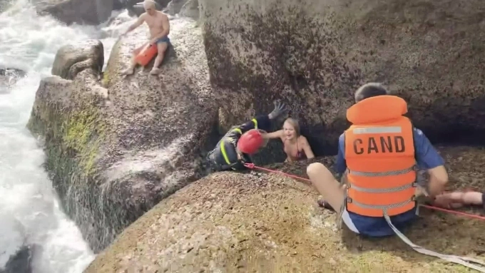 해변서 외국인 관광객 2명 구조