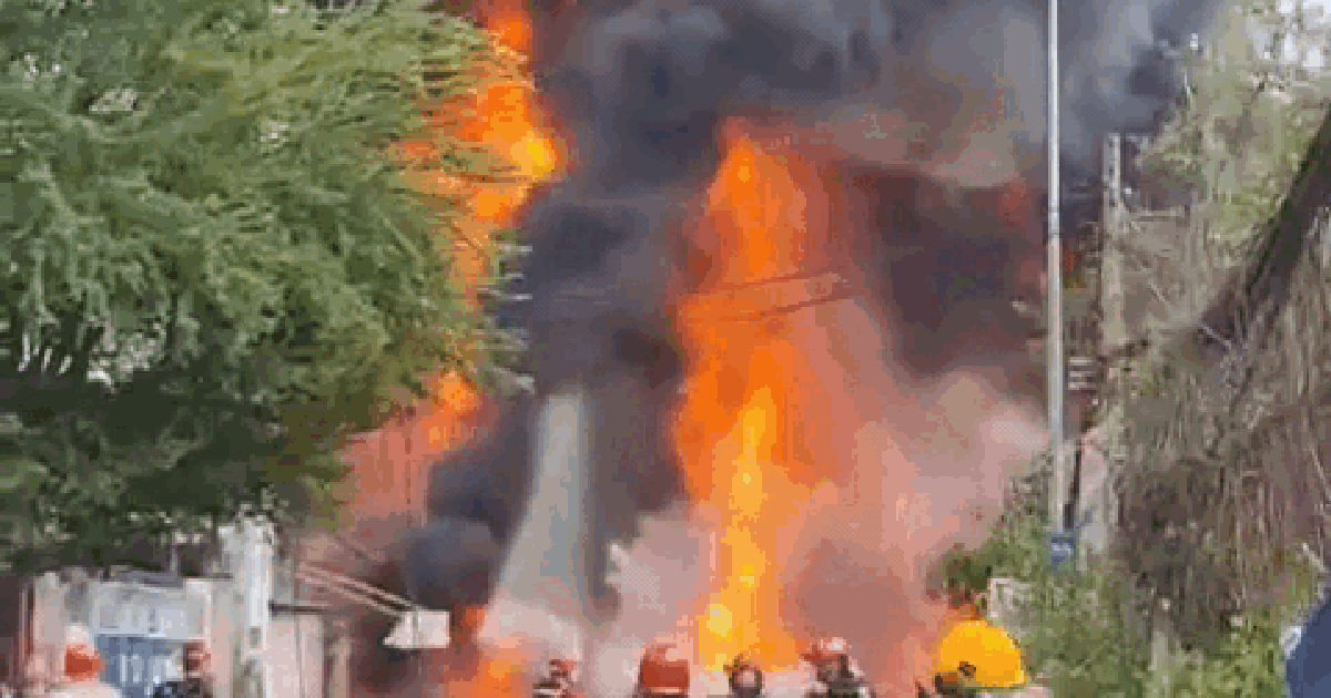 호찌민 냐베서 휘발유 유조차 화재…공장까지 번져 전소