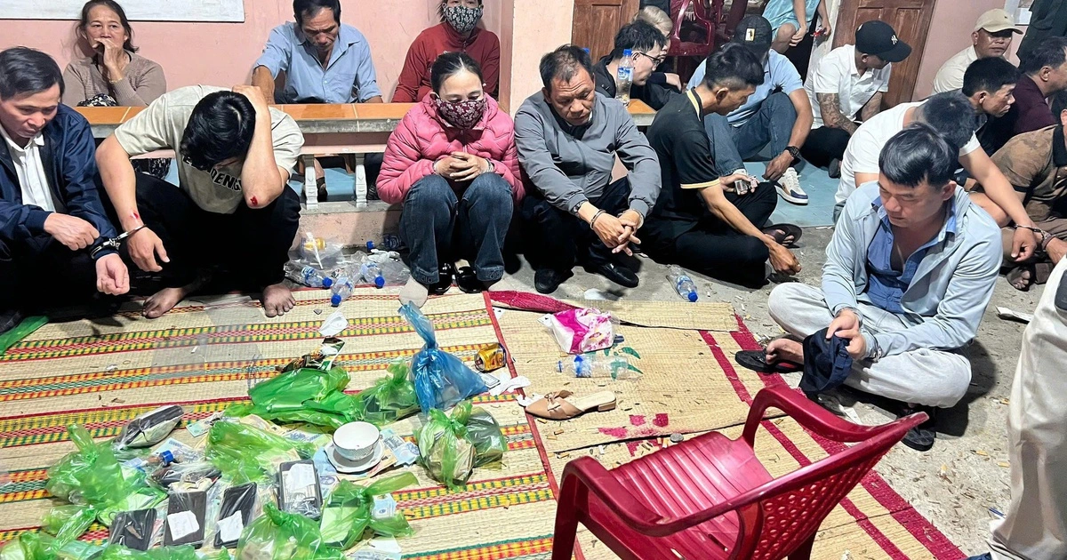 꽝응아이 경찰, 설날 밤 도박판 급습... 26명 검거 및 5억 동 압수