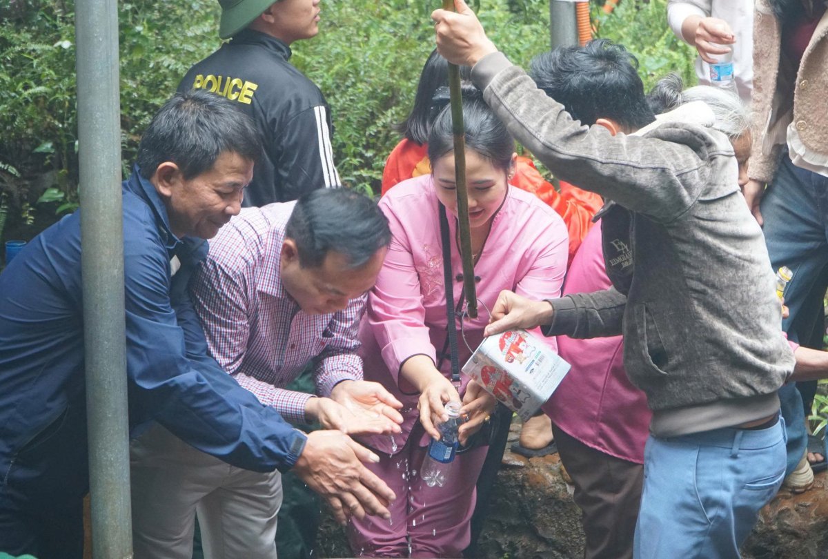 비바람 뚫고 '신선수' 길러 산 정상으로…탄호아 '암띠엔' 인산인해