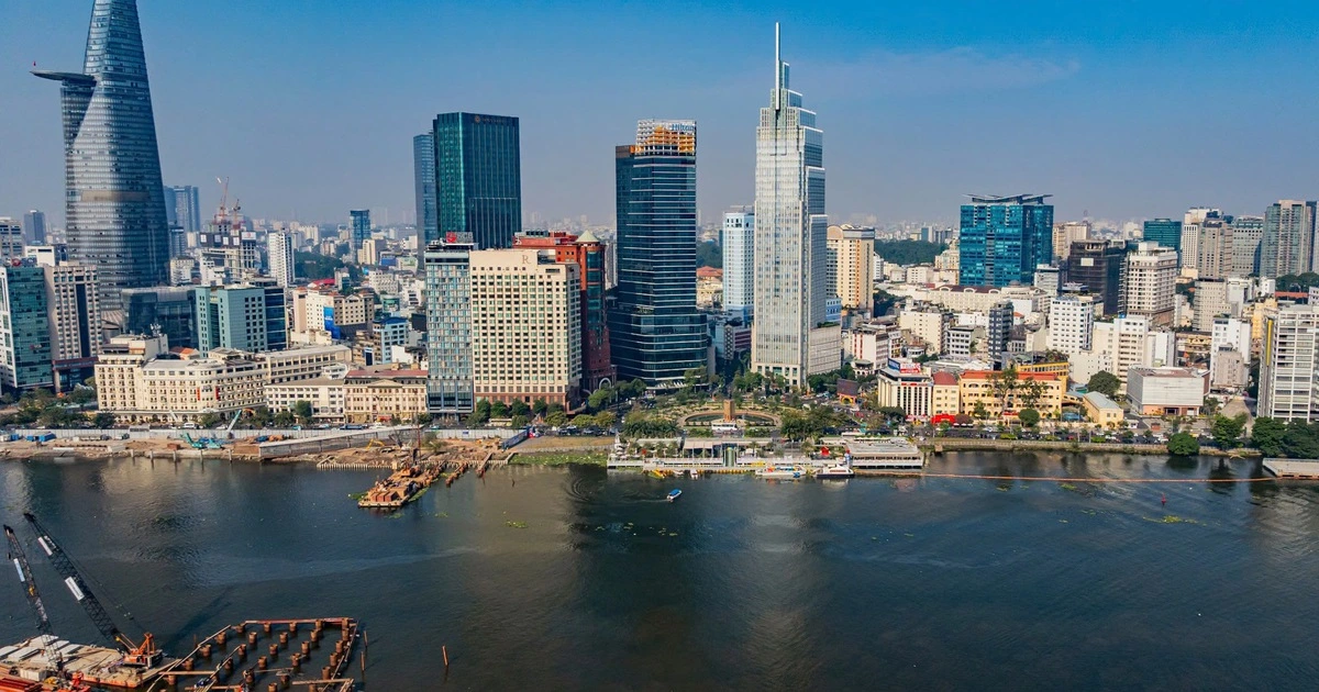 사이공강에서 바라본 호찌민의 초상: 마천루들의 화려한 경주