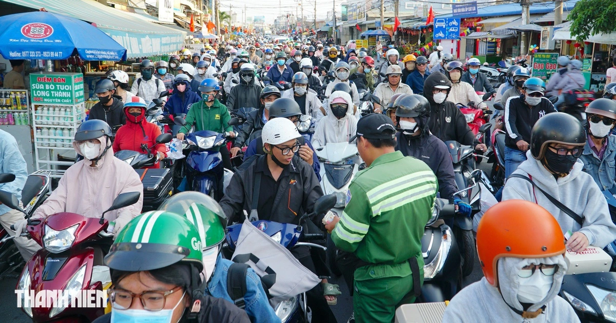설 연휴 마지막 날 깟라이(Cat Lai) 페리 인산인해... 귀경 차량 2킬로미터 줄이어