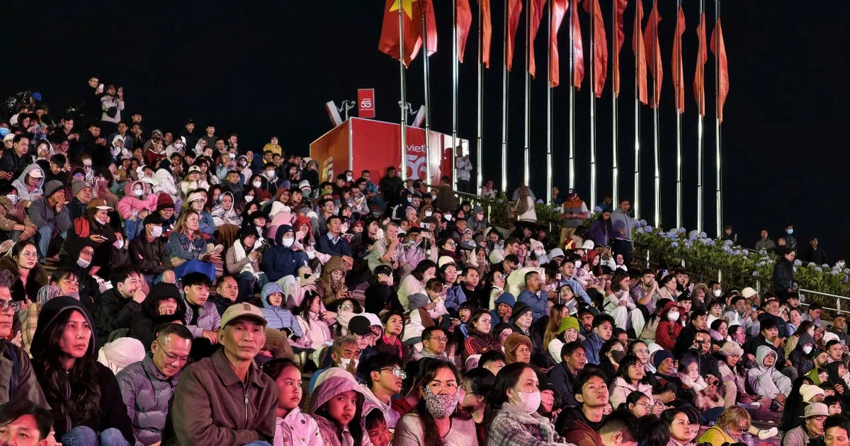 영상 13도 추위 속 '인산인해'… 달랏, 화려한 불꽃놀이로 병오년 개막