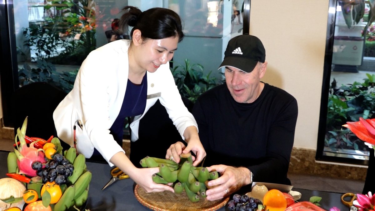 외국인 관광객들 베트남 설 맞이 오과과반 차리기 체험
