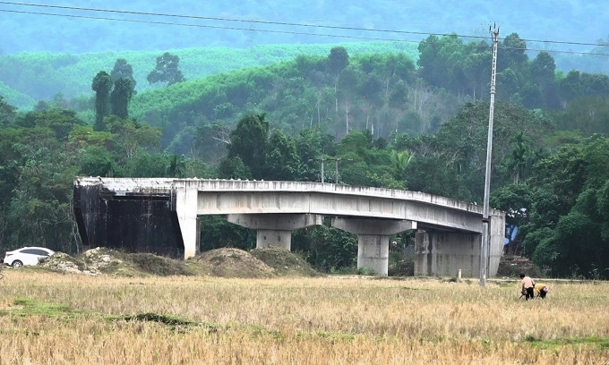 응에안성, 60만 달러 투입하고도 길 없어 못 쓰는 '유령 다리' 논란