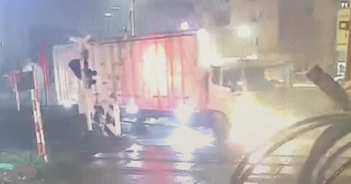 차단기 내려오는데 '일단 진입'…열차와 충돌한 트럭 운전자 사망