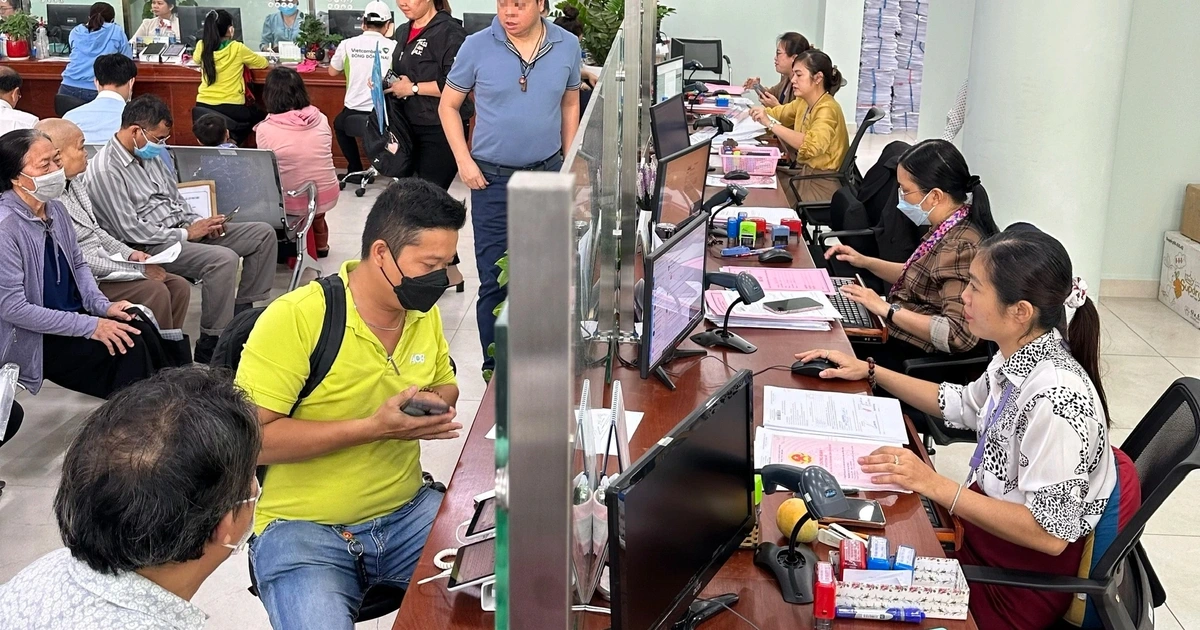 '핑크북'도 스마트폰으로…VNeID 서비스에 시민들 