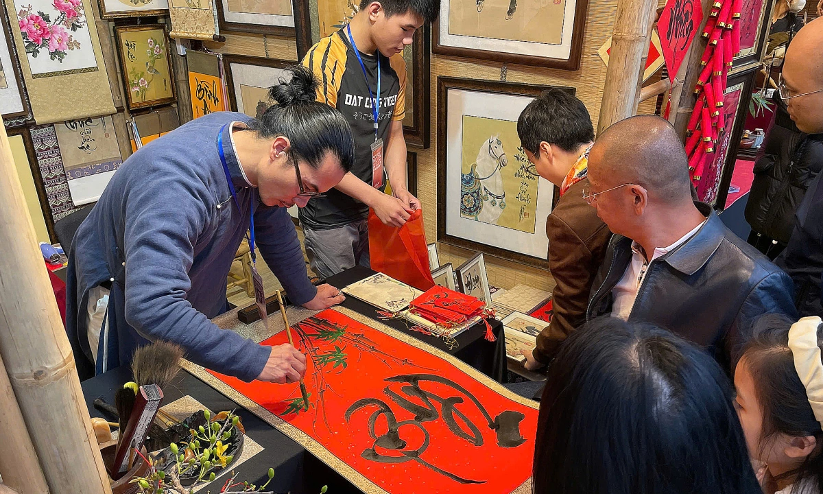 하노이 문묘에 인산인해…