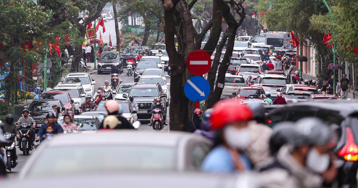 하노이 설 연휴 이틀째 반전 풍경... 도심 곳곳 인파로 북새통