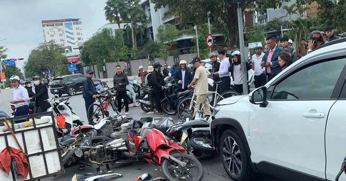 하이퐁(Hai Phong)서 승용차 신호 대기 오토바이 행렬 덮쳐... 12대 연쇄 추돌로 다수 부상