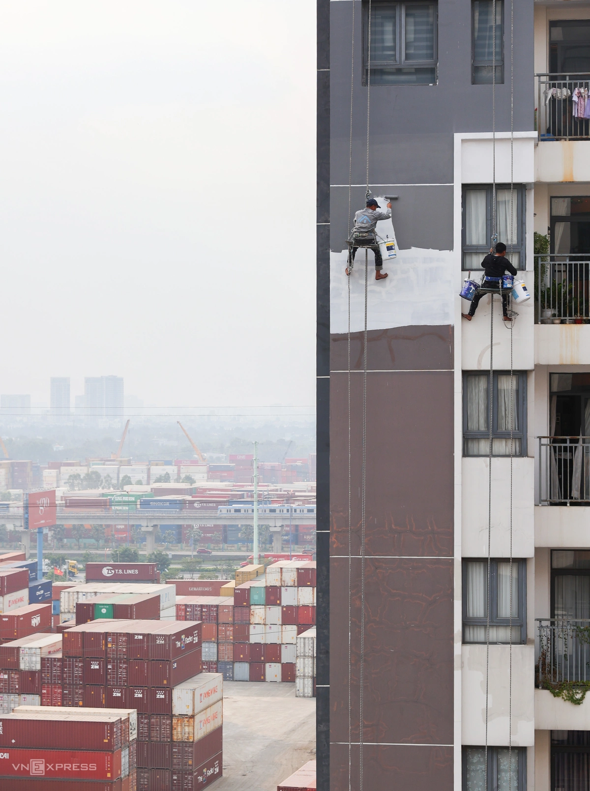 호찌민 고층 빌딩 로프공들, 뗏 앞두고 '하늘 위 사투'