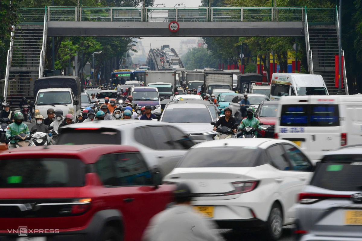 호찌민 공항 진입로 '교통 지옥'… 설 앞두고 귀성 인파·화물 엉켜 마비