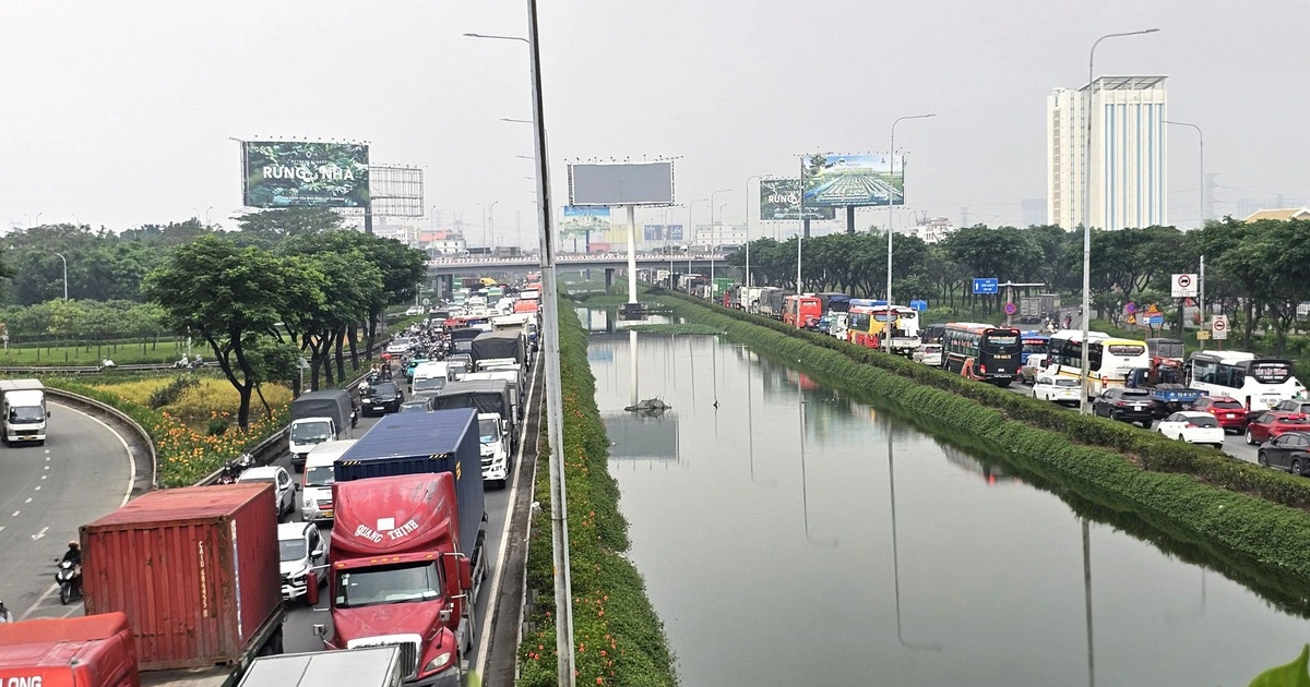 호찌민 서부 관문 '귀성길 마비'… 폭우까지 겹쳐 험난한 고향 가는 길