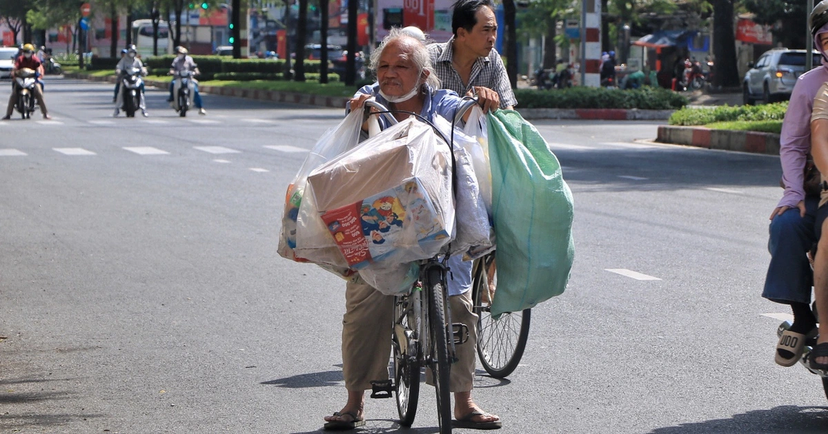 호찌민 설 연휴 이틀째... 뙤약볕 아래 생계 이어가는 시민들