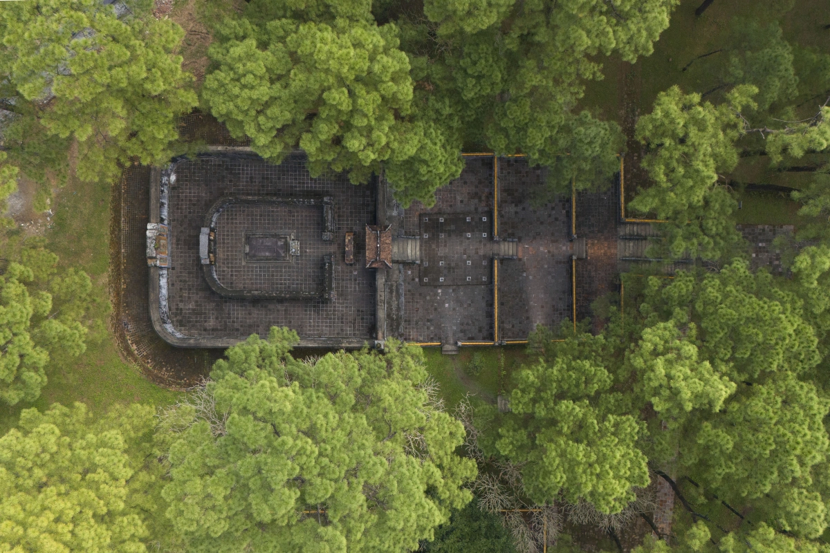 15세에 진 '응우옌의 어린 꽃'… 사후에도 양부 곁에 머문 견복제의 안식처