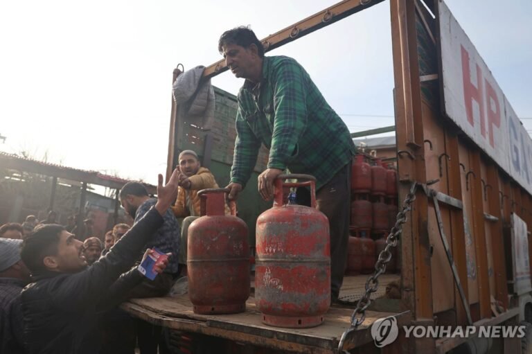 인도, LPG 부족에 장작 요리…식당 영업 중단