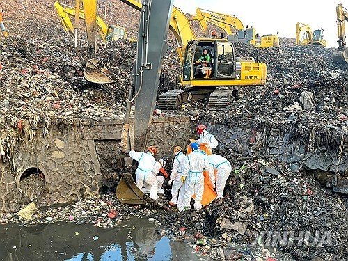 인도네시아 매립지서 쓰레기 더미 붕괴, 5명 사망