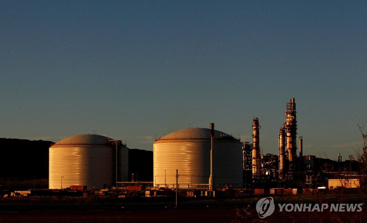 호주 LNG플랜트들 사이클론 피해로 가동 중단…세계 가스난 심화