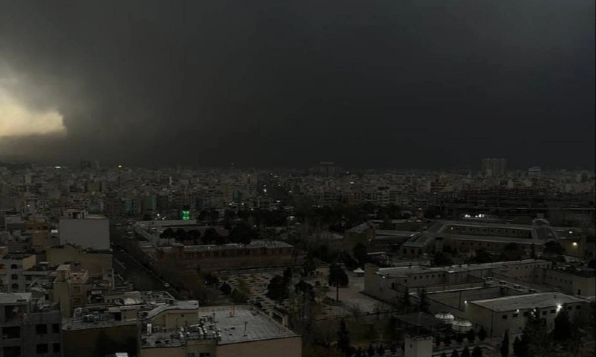 '검은 비', 이스라엘의 정유 시설 공습 이후 테헤란에 쏟아지다