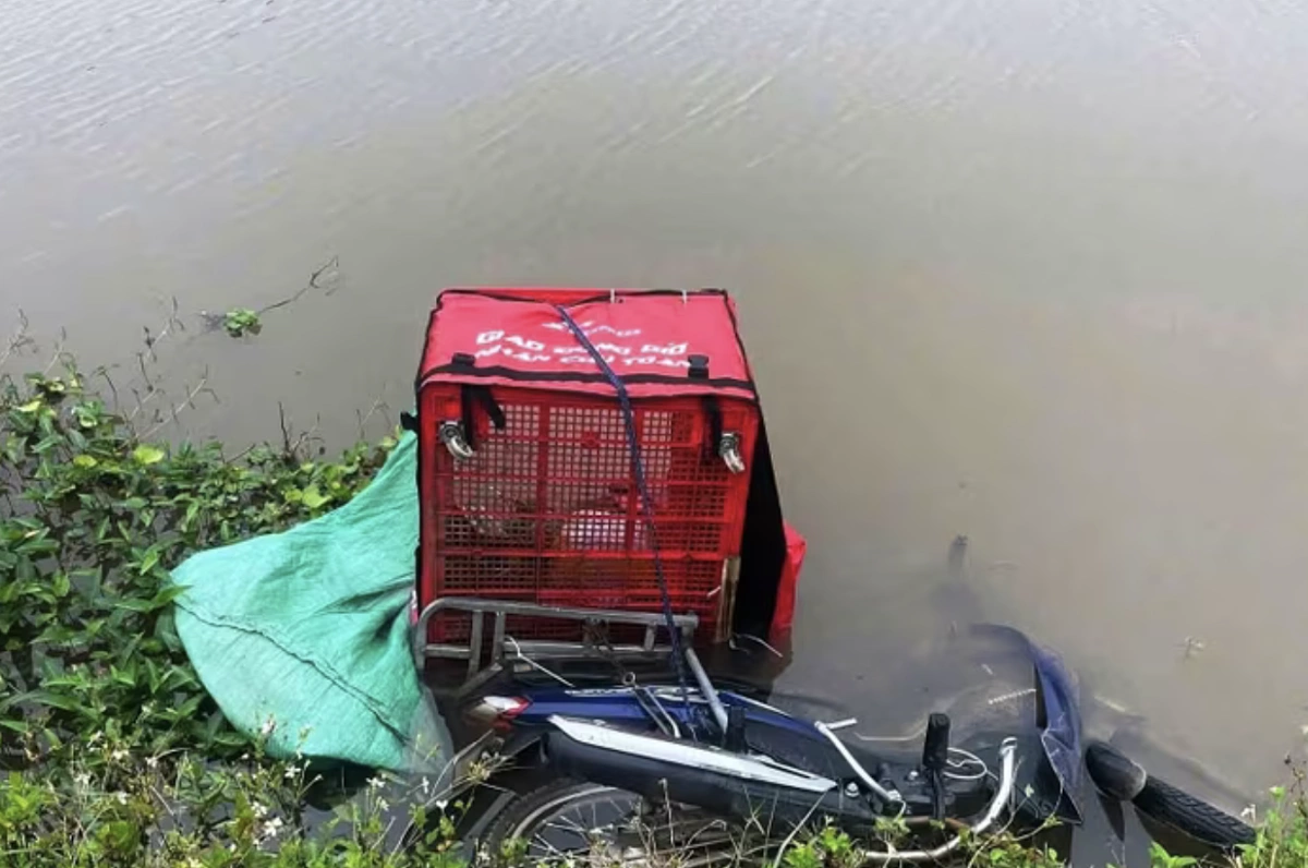 닌빈서 20대 배달원, 배달 상자 실린 오토바이와 함께 도랑서 숨진 채 발견
